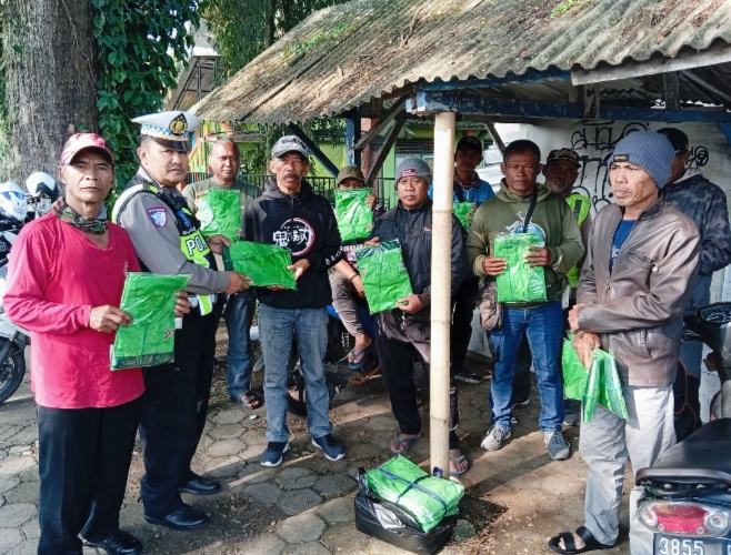 Para Supeltas bersama anggota Satlantas Polres Batu berfoto usai menerima rompi dalam rangka persiapan pengaturan lalu lintas Nataru di Kota Batu