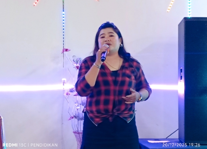 Salah satu anggota KPJ Kota Batu Mey dalam menyuguhkan lagu lagunya