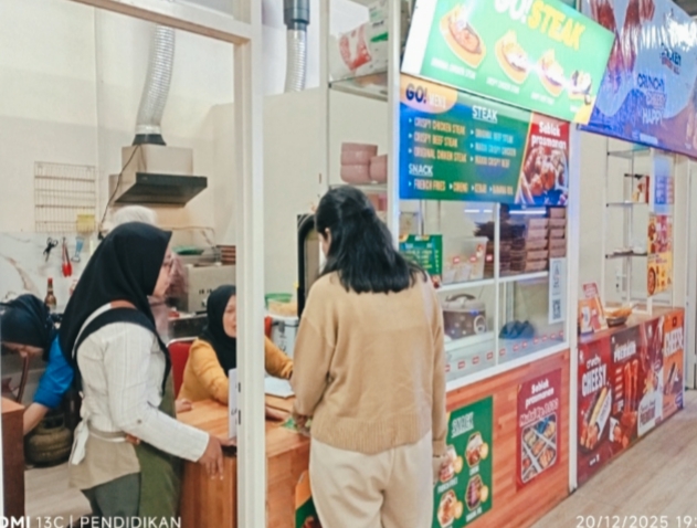 Zola ketika melayani pembeli di tempat kulinernya
