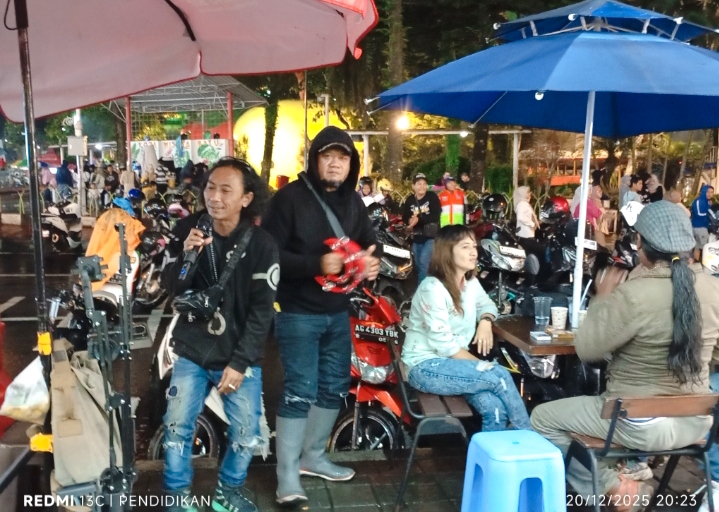 Salah satu petugas Jukir yang ikut menghibur wisatawan yang berkunjung di Alun-Alun Batu bersama KPJ kota Batu