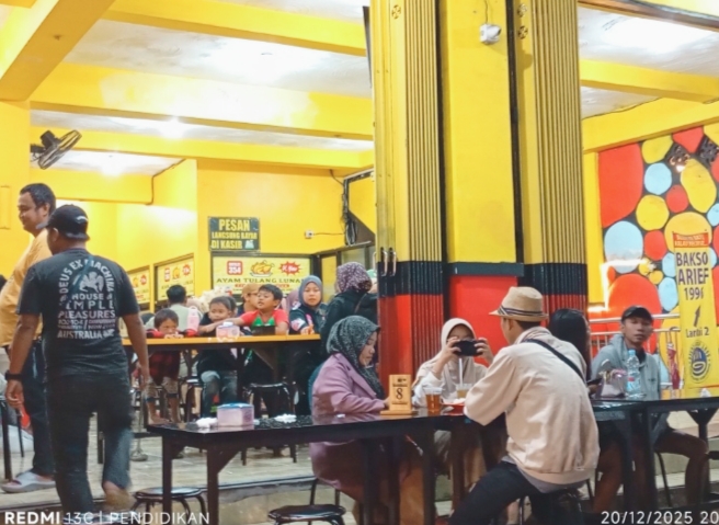 Pengunjung asal Kota Lamongan, Ibu Ely sekeluarga