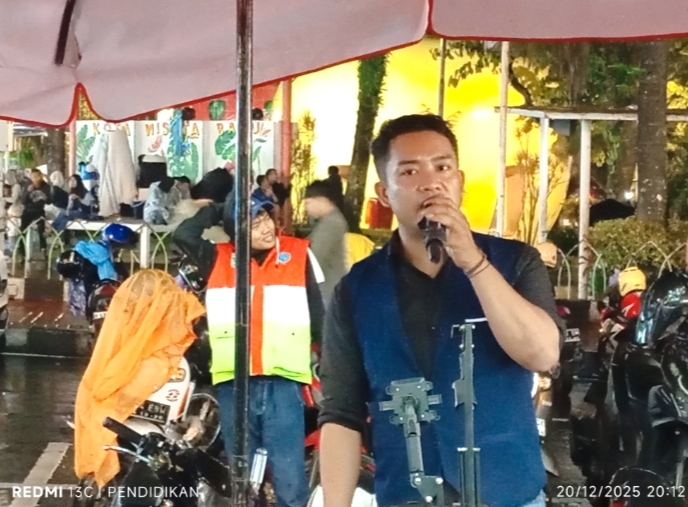 Salah satu anggota KPJ Kota Batu, Deka ketika beryanyi menghibur pengunjung