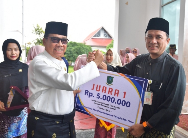 Kepala DPMPTSP Kabupaten Natuna, Ahmad Sofian, SE, M.Si, Ak. Ketika menerima penghargaan