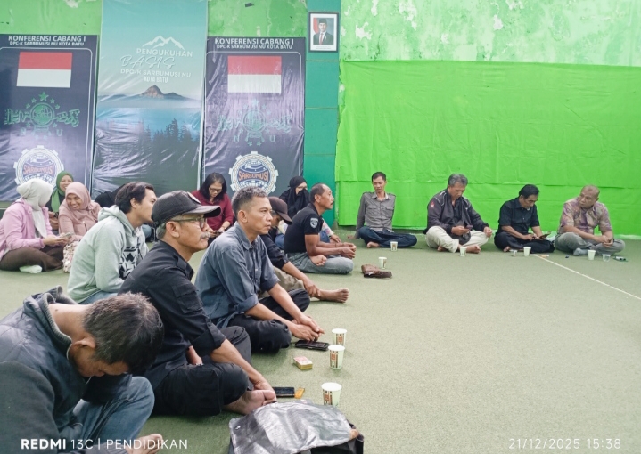 Para pengurus ketika mendengarkan pemaparan perihal tupoksi masing-masing bidang