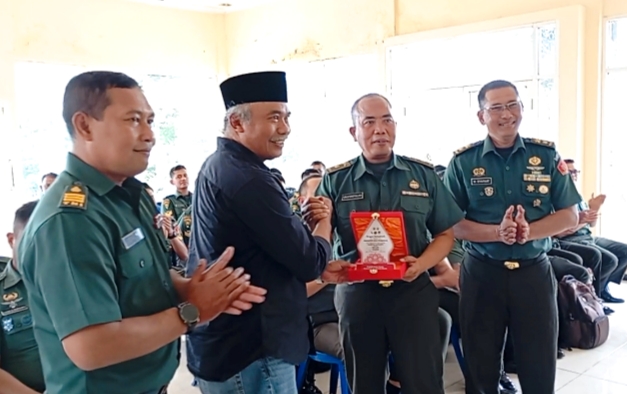 Mayor Inf Lalu Syaifulloh, Kaprodi Balistik dan Elektronika Sistem Senjata yang mewakili Danpoltekad, memberikan tropi kepada Kepala Desa Tulungrejo