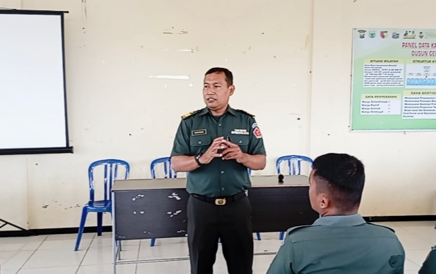 Kapten Coleoptera Maryono, S.T., M.Tr.T. ketika memaparkan petunjuknya kepada mahasiswa Politeknik Angkatan Darat