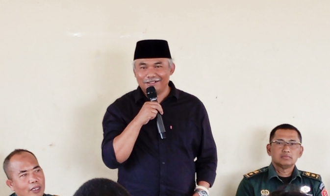 Kepala Desa Tulungrejo, Suliono, menyampaikan sambutan pada pembukaan PKN POLTEKAD di Balai Dusun Gerdu didampingi perwakilan Politeknik Angkatan Darat. 
