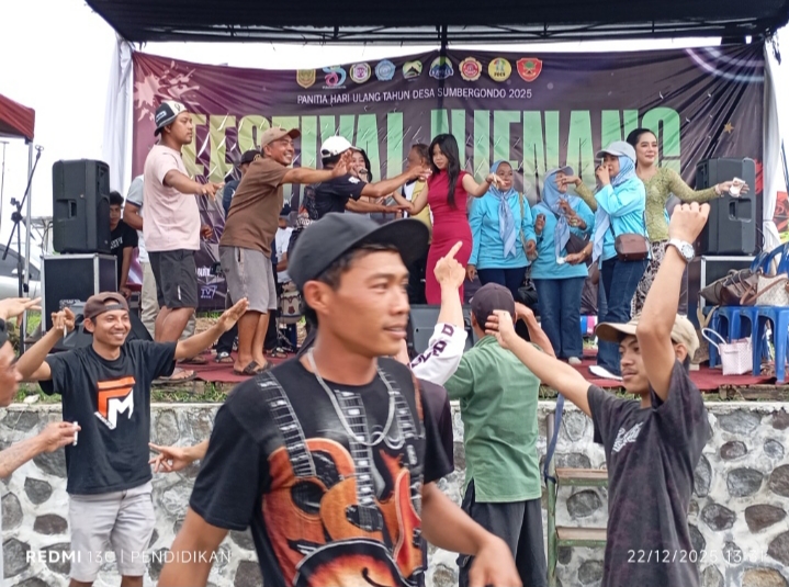 Festival Njenang di hibur oleh artis artis sehingga tampak meriah dan guyub rukun