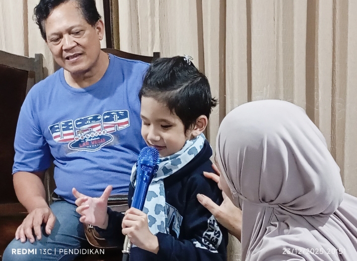 Kenzi, anak berusia 5 tahun penyandang disabilitas, sedang berkonsentrasi melantunkan nada saat latihan menyanyi 