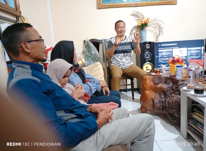 Camat Bumiaji Kota Batu, Thomas Maydo, ketika berikan petunjuk dan saran kepada pendamping kedua anak penyandang disabilitas dalam sesi latihan vokal.