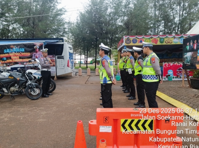 Seluruh personel Satlantas Polres Natuna dalam formasi rapi saat apel pagi Operasi Lilin Seligi 2025 di kawasan Pantai Piwang.