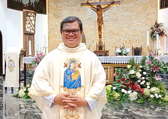 Romo Frans Borta Rumapea, menyampaikan tentang penyelamatan keluarga dalam Misa Natal Paroki Gembala Baik Batu 2025.