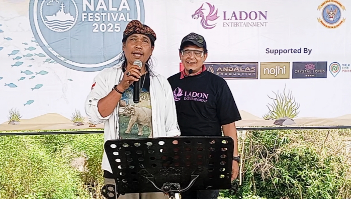 Ketua KPJ Kota Batu, Dodik Supriyanto ( Cak Yan ) bersama Sadewo ketika menyuguhkan lagu lagunya