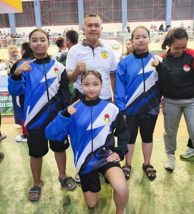 Ketua Umum INKAI Kota Batu, Munantiono ketika bersama atlit beregu putri juara 1