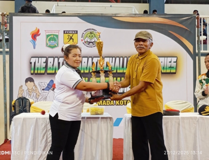 Ketua Pelaksana ketika menyerahkan Piala secara simbolis ke Wakil Ketua 1 KONI kota Batu