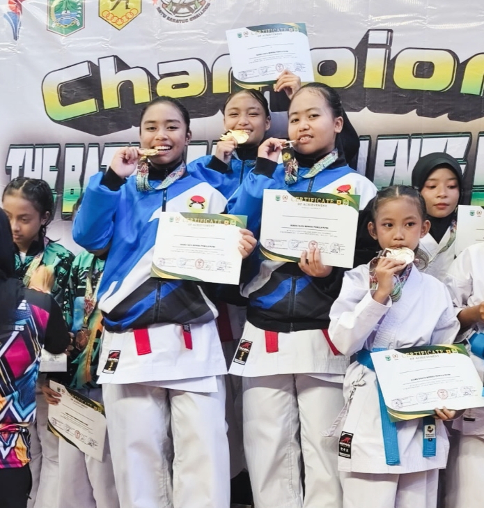 Ketika bersama sama para atlit yang lain lainya saat menerima medali dan piagam