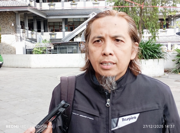 Ketua Umum FORKI Kota Batu ketika diluar Gedung Gor Gajah Mada Batu
