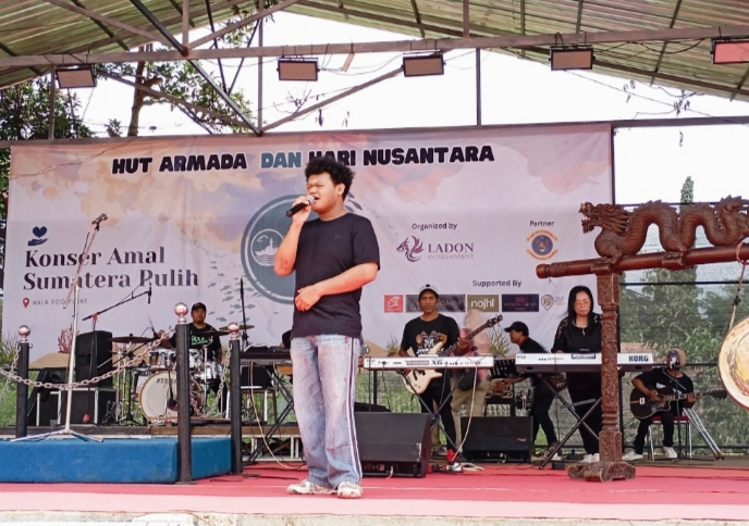 Dito Vokalis Group Band Pede membawakan lagu berjudul "Mangu"