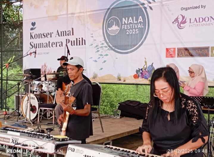 Tampak anggota Bandnya yaitu Vera pegang Orgen, Echoz mainkan Gitar Bass