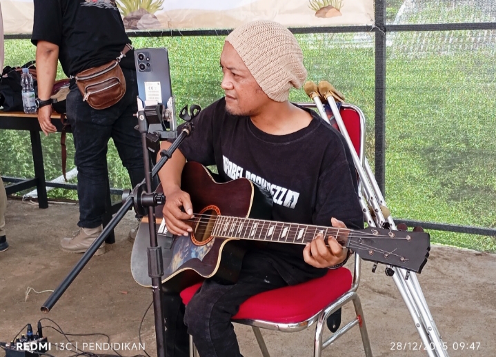 Tampak Bemmo memainkan Gitar ( 1 ) 