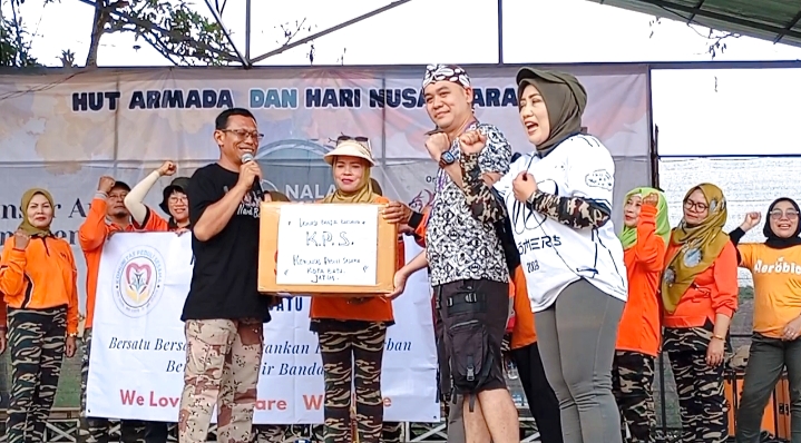 Mewakili dari Nama Festival menerima bantuan dari KPS Kota Batu Jatim
