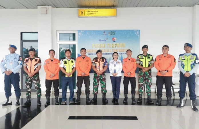Komandan Lanud Raden Sadjad, Marsekal Pertama TNI Onesmus Gede Rai Aryadi,ketika bersama sama anggota yang lainya