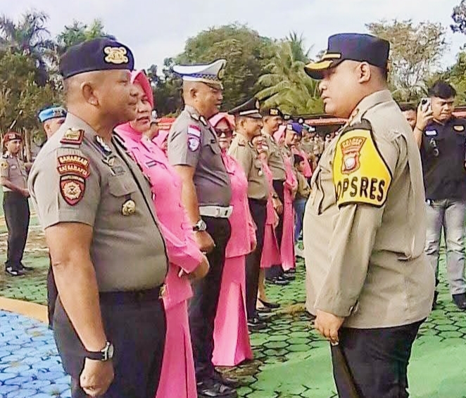 Suasana haru dan khidmat upacara kenaikan pangkat Polres Natuna yang disaksikan keluarga dan rekan sejawat.