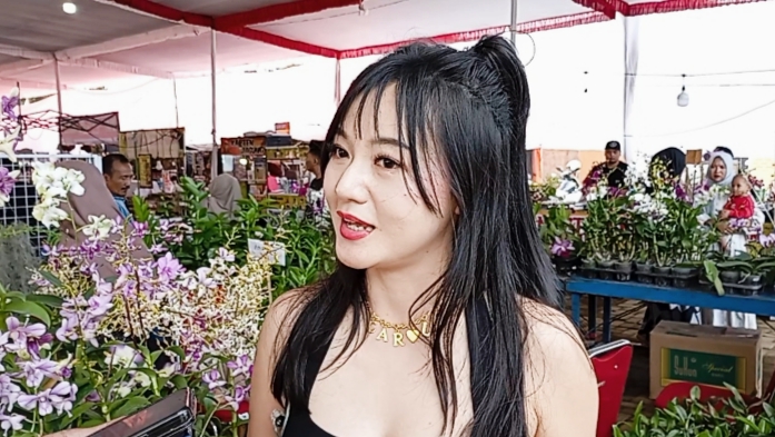 Penyanyi muda berbakat Carol De membawakan lagu perdananya 'Ibu' ketika sesudah membawakan lagunya