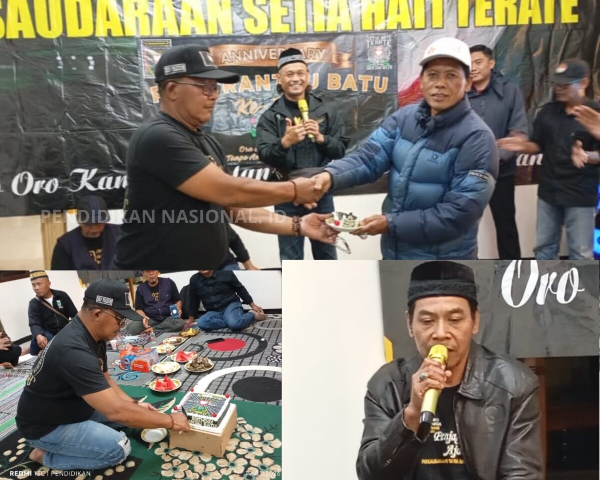 Ketua Dewan PSHT Cabang Batu ketika menerima potongan Kue Anniversary dari Sesepuh Rantau Batu