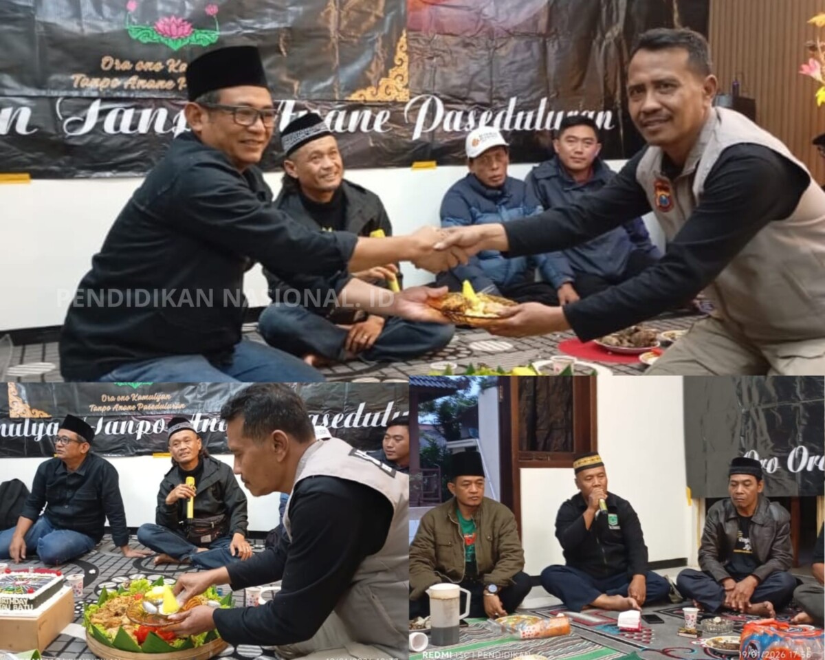 Mas Takim ketika memandu jalanya acara. Ketua PSHT Cabang Batu ketika menerima potongan tumpeng dari Ketua Panitia. 