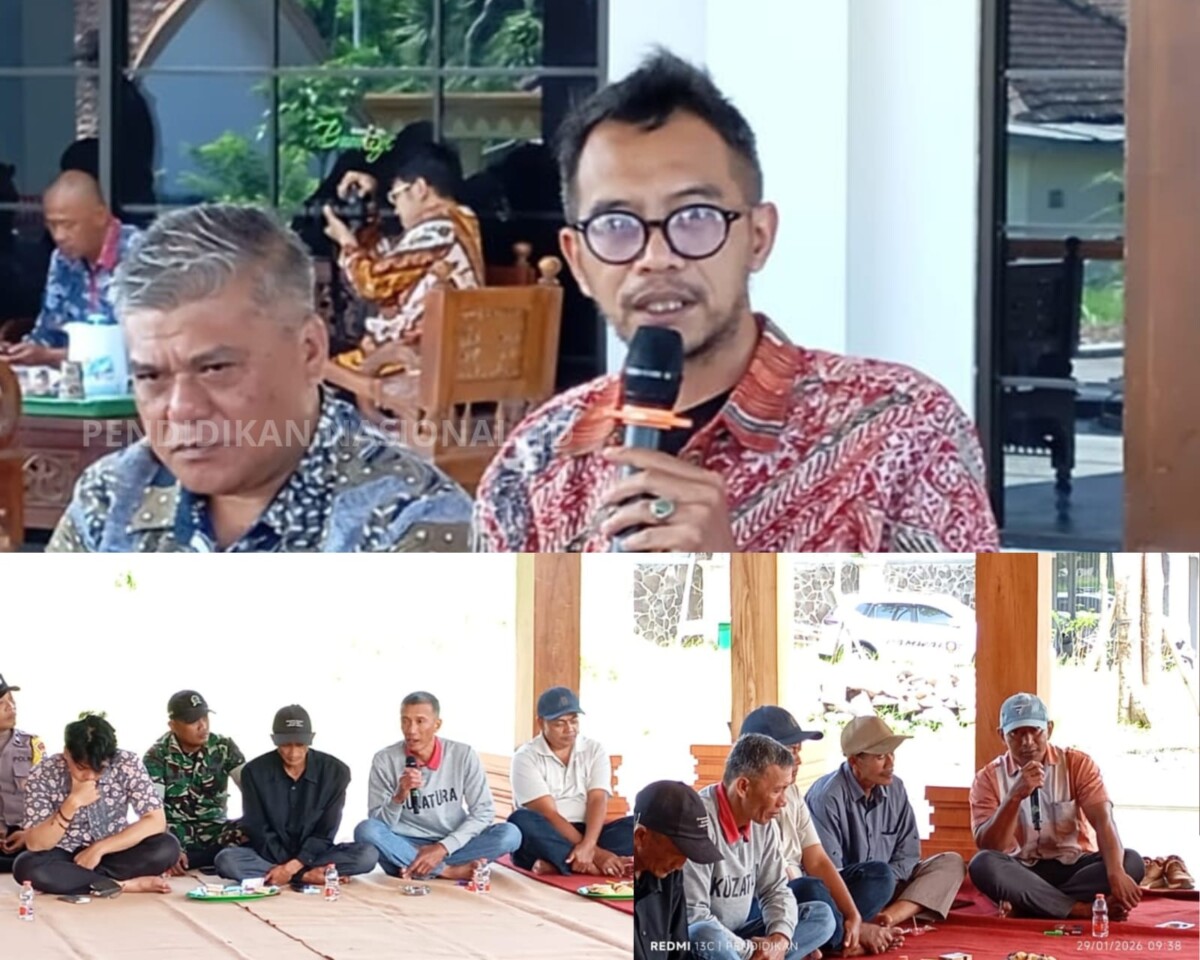 Kepala Desa Bulukerto, Suhermawan, dan beberapa HIPPAM ketika menyampaikan aspirasinya