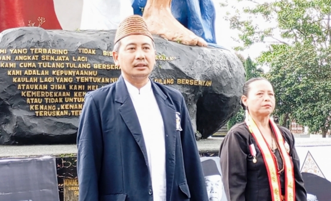 Ketua Saburmusi didampingi dari Wongso negoro ketika di Taman Makam Pahlawan