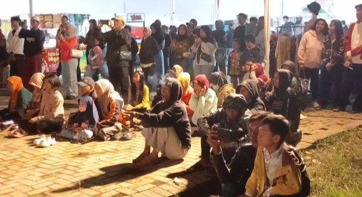 Antusias penonton melihat kesenian Reog dan barong sembur geni