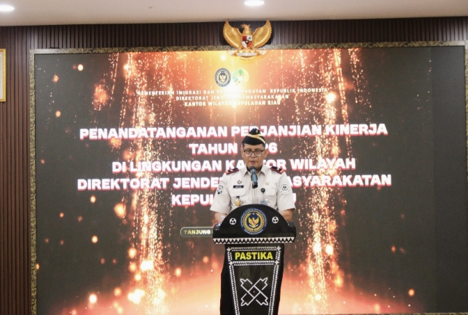 Kepala Rutan Batam, Fajar Teguh Wibowo, menyampaikan pidato komitmen pelayanan publik usai menandatangani Perjanjian Kinerja 2026