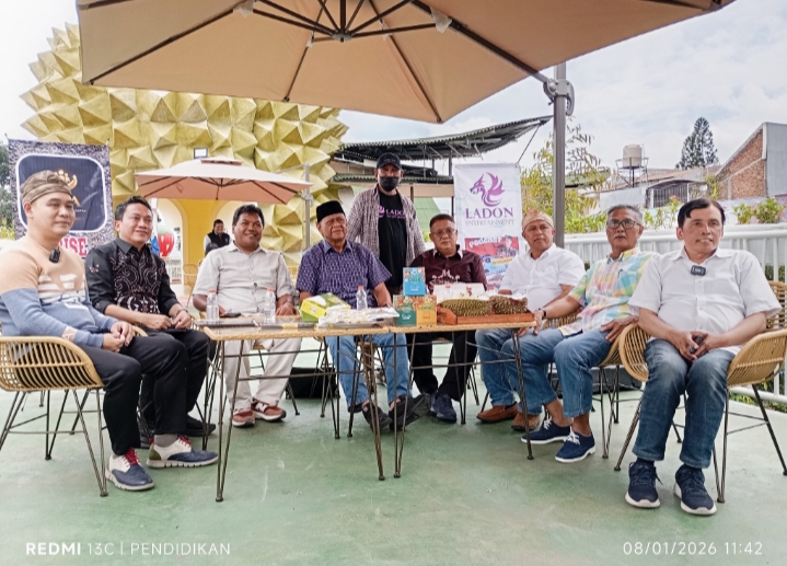 Suasana Dialog Interaktif Pengembangan Desa Wisata Kota Batu yang dihadiri perwakilan DPRD, pemerintah, BUMDes, dan tokoh masyarakat di Durian Fantasi.