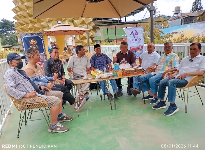Sesi diskui panel yang dimoderatori Yani Andiko dan Alexander Hendy dengan menghadirkan seluruh narasumber kunci