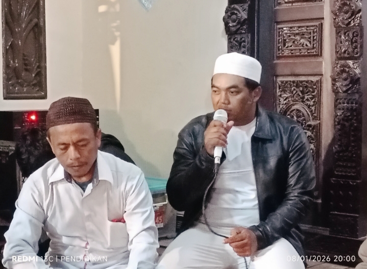 Darsono ( Kaji Bagong ) sebagai tuan rumah ketika memberikan sambutanya