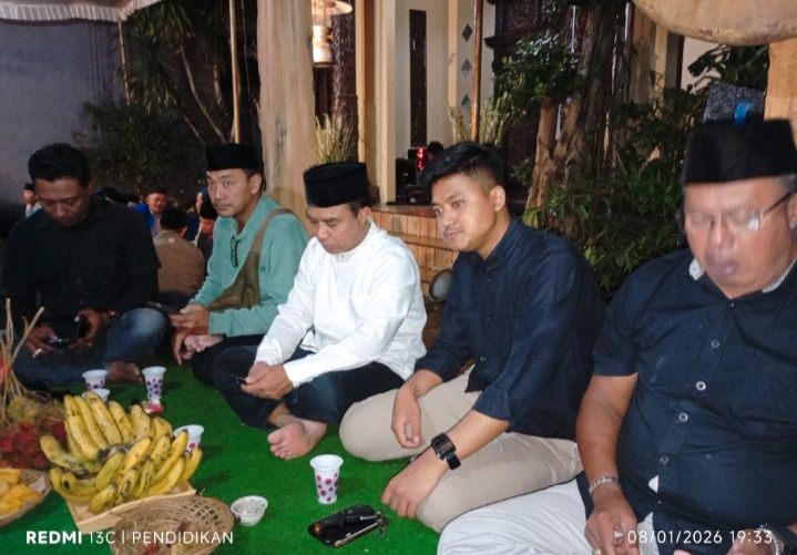 Kasatpol PP Kota Batu, Abdul Rais ketika bersama masyarakat