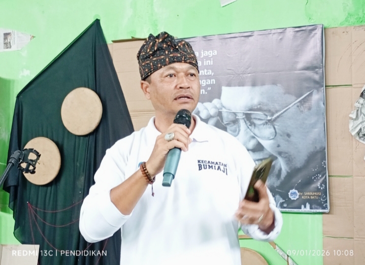 Camat Bumiaji, Thomas Maydo,S.Sos., ketika membacakan puisinya