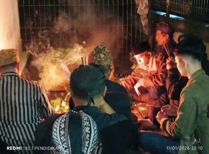Suasana khidmat tasyakuran selamatan di area Cagar Budaya Lingga Yoni dan Bola Dunia, Songgoriti, Batu