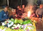 Prosesi ritual adat penghormatan di situs Lingga Yoni Songgoriti, Kota Batu, yang dihadiri tokoh adat dan masyarakat