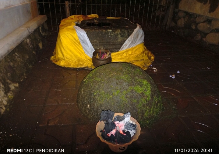 Batu Lingga Yoni peninggalan masa kuno di situs Songgoriti, Batu, yang dilestarikan sebagai cagar budaya.