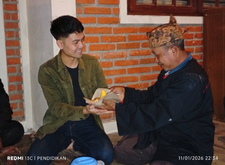 Kasubbid Intelijen Kejari Batu, Adya Kurnia ketika menerima tumpeng dari juru kunci candi songgoriti