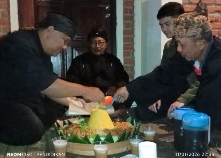Potongan tumpeng sebagai simbol rasa syukur dalam acara selamatan penyambutan cagar budaya di Batu.