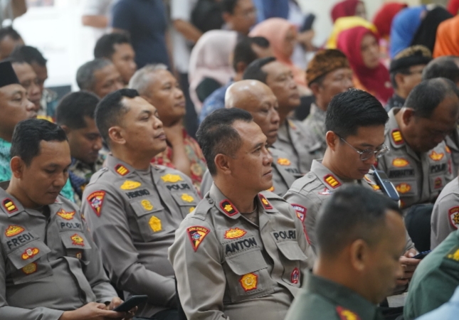 Jajaran Polres Batu ketika mengikuti kegiatan Pisah Sambut di Graha Pancasila Batu