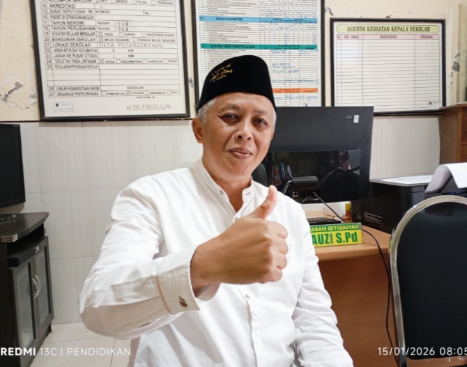 Kepala sekolah MI Bustanul Ulum Desa Pesanggrahan, Kec. Batu Kota Batu. 