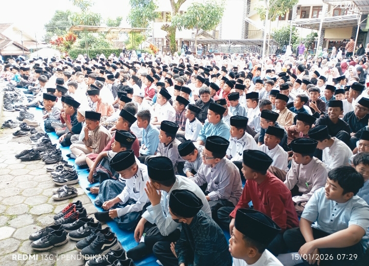Ratusan Siswa Siswi mendengarkan dengan seksama acara demi acara