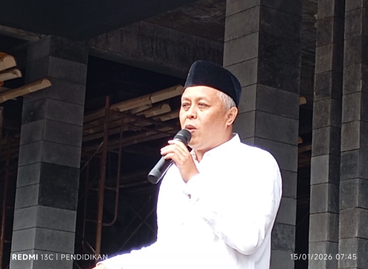 Kepala Sekolah MI Bustanul Ulum ketika memberikan sambutanya dihadapan Ratusan Murid dan Dewan Guru serta para Wali murid