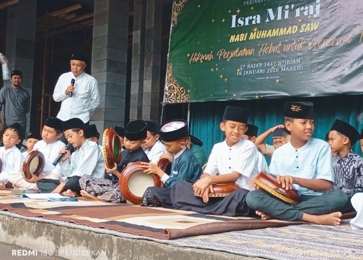 Kepala sekolah dan kelompok L Mahabah Junior terbang Jidor Sholawat