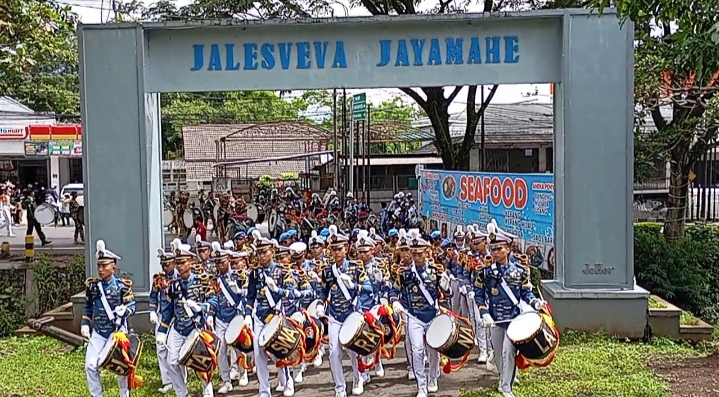 Penampilan memukau drum band Gita Swara Nala SMAN Taruna Nala Jatim dalam peringatan Hari Dharma Samudera 2026.